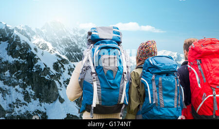 I viaggiatori con zaini trekking in montagna Foto Stock