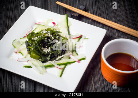 Stile giapponese wakame insalata con semi di sesamo e salsa di soia Foto Stock
