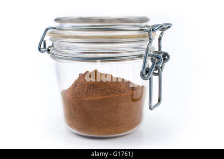 Polvere di peperoncino rosso in vaso isolato su bianco Foto Stock