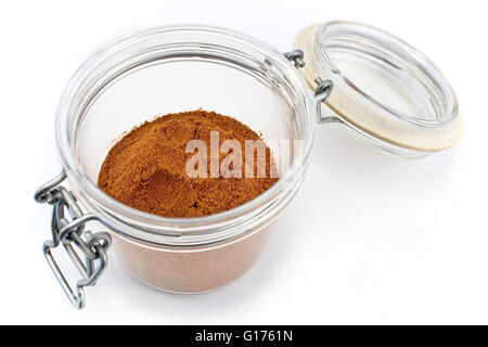 Polvere di peperoncino rosso in vaso aperto isolato su bianco Foto Stock