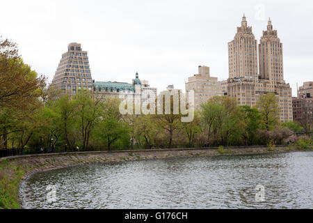 Il Jacqueline Kennedy Onassis serbatoio al Central Park di New York City, Stati Uniti d'America. Il corpo di acqua è stato creato nel 1860s. Foto Stock