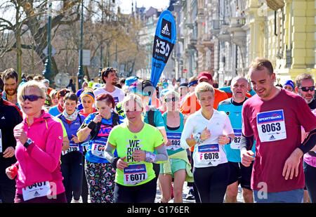 Praga, Repubblica Ceca. Sportisimo Praga mezza maratona, 2 aprile 2016. Pacemaker pattini di guida finalizzata a 2:30 Foto Stock