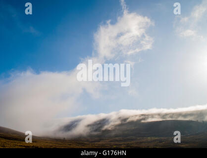 Bassa deriva cloud su Hawthornthwaite Wyresdale cadde in la Bowland Fells vicino a Lancaster Lancashire Inghilterra Foto Stock