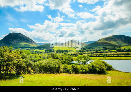 Loweswater, uno dei più piccoli laghi nel distretto del lago, con Mellbreak sulla sinistra e Carling Knott sulla destra Foto Stock