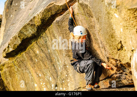 Scalatore su Tody da parete, a bordo Froggatt, Peak District Foto Stock