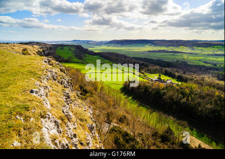 Vista verso sud lungo il crinale di Scout e la cicatrice sulla Lyth Valley nel Parco nazionale del Lake District Cumbria Foto Stock