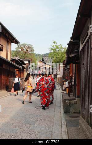 Due giapponesi geisha in rosso di kimono tradizionali a a Kyoto ben conosciuta area di Gion Foto Stock