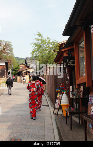 Due giapponesi geisha in rosso di kimono tradizionali a a Kyoto ben conosciuta area di Gion Foto Stock
