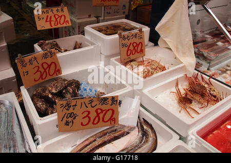 Più tipi di piatti a base di frutti di mare con prezzo di tag in Giappone mercato del pesce Foto Stock