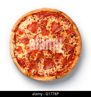 Forma di cuore fette di salsiccia per pizza Pizza su sfondo bianco Foto Stock