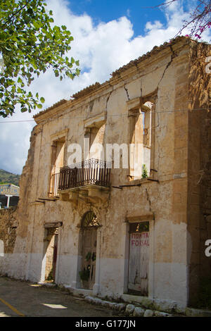 Facciata di una casa abbandonata in Assos sul Greco isola del mar Ionio Cefalonia, danneggiata da un terremoto nel 1953 Foto Stock