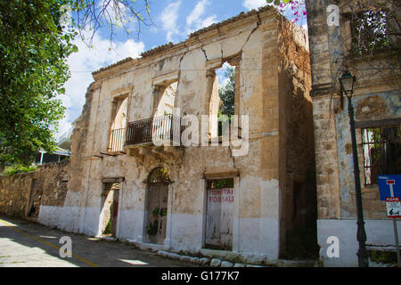 Facciata di una casa abbandonata in Assos sul Greco isola del mar Ionio Cefalonia, danneggiata da un terremoto nel 1953 Foto Stock