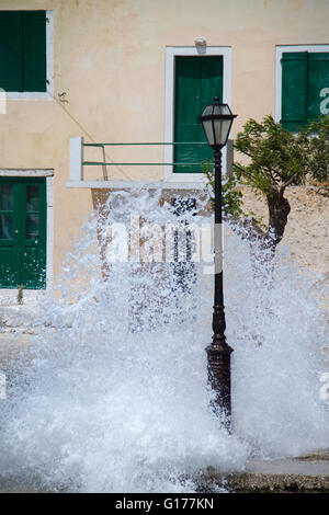 Lampione su una banchina a spruzzi d'acqua, Assos sul Greco isola del mar Ionio Cefalonia Foto Stock