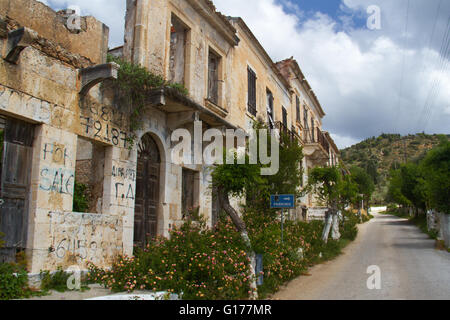 Facciata di una casa abbandonata in Assos sul Greco isola del mar Ionio Cefalonia, danneggiata da un terremoto nel 1953 Foto Stock