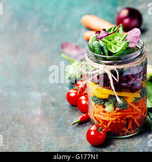 In casa sani Mason Jar con insalata di fagioli e verdure - cibo sano, Dieta disintossicante, pulire mangiare o concetto vegetariano Foto Stock