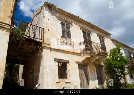 Facciata di una casa abbandonata in Assos sul Greco isola del mar Ionio Cefalonia, danneggiata da un terremoto nel 1953 Foto Stock