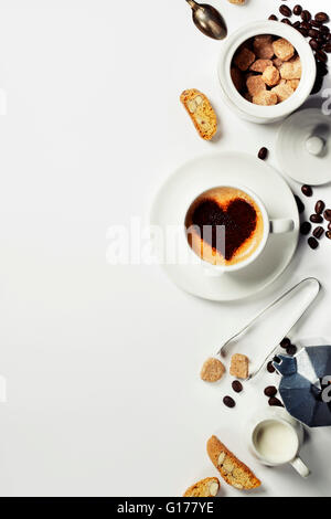 Vista superiore del caffè espresso, latte e zucchero sul bianco. Sfondo con spazio per il testo Foto Stock