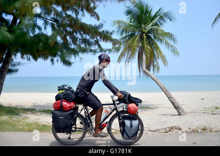 Thai uomo Bicicletta Equitazione sulla strada vicino a Thung Wua Laen Beach il 21 settembre 2015, Chumphon Thailandia Foto Stock