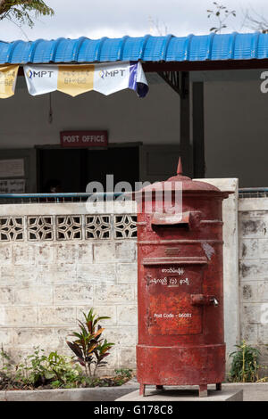 Una casella di posta vicino all'ufficio postale, in Nyaungshwe (Myanmar).Il servizio postale in Myanmar è nota per la sua lentezza. Foto Stock