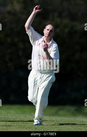 Marnhull CC 2a XI v Blandford 3° XI Blandford CC spin bowler. Foto Stock