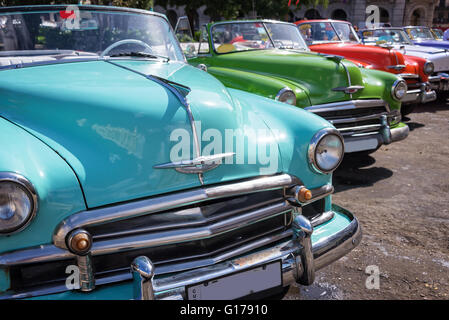 Vintage american cars parcheggiato nella strada principale della Vecchia Havana, Cuba Foto Stock