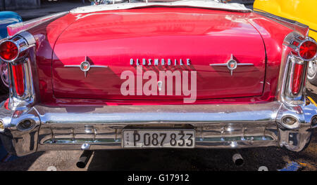 L'Avana, Cuba - 18 aprile: Indietro di un rosso americano classico Oldsmobile auto, il 18 aprile 2016 a L'Avana Foto Stock