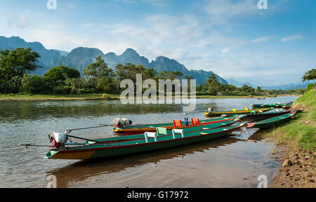 Long Tail barche sul fiume canzone, Vang Vieng,Laos. Foto Stock