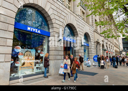 NIVEA Haus, Unter den Linden, nel quartiere Mitte di Berlino, Deutschland Foto Stock