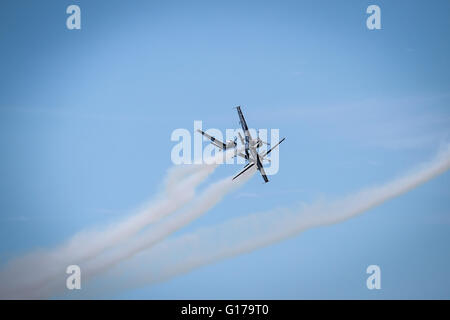 Aerei, jet ed elicotteri volare durante air show Foto Stock