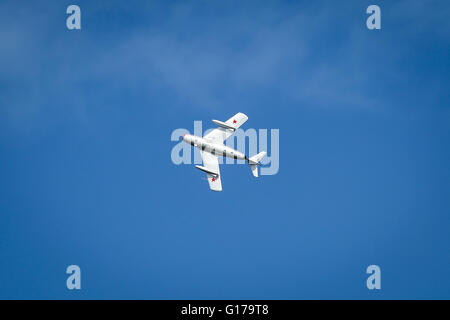 Aerei, jet ed elicotteri volare durante air show Foto Stock