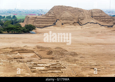 Vista dell'antica piramide conosciuta come la Huaca del Sol in Trujillo, Perú Foto Stock