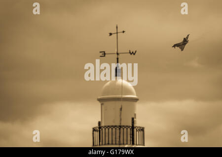 Aerei, jet ed elicotteri volare durante air show Foto Stock