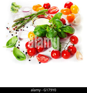 Ortaggi freschi su sfondo bianco - mangiare sano, vegetariana o concetto di cucina a vista
