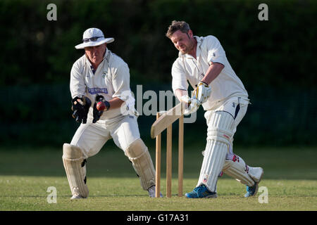 Marnhull CC 1XI v Poole Town 2a XI. Marnhull CC player in azione batting. Foto Stock