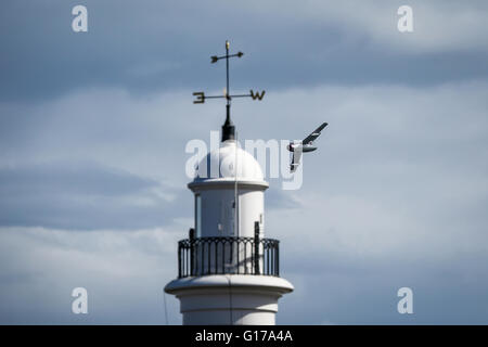 Aerei, jet ed elicotteri volare durante air show Foto Stock