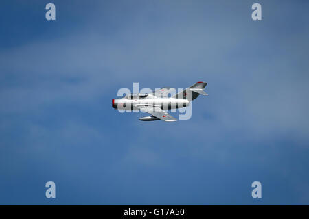 Aerei, jet ed elicotteri volare durante air show Foto Stock