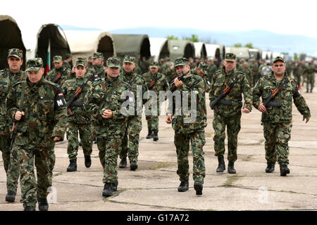Sofia, Bulgaria - 4 Maggio 2016: soldati dell'esercito bulgaro si stanno preparando per la sfilata di un corteo per esercito del giorno in divisa con Kalas Foto Stock