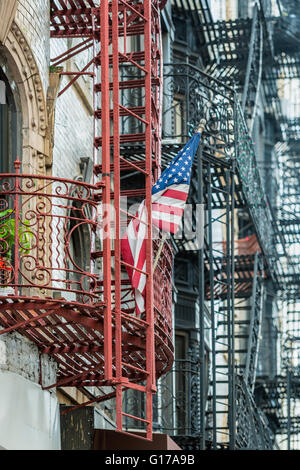 Bandiera americana sul balcone in Little Italy NYC Foto Stock