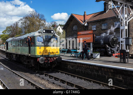 BR Classe 25 Bo-Bo D7628 'Slbilla' a Grosmont stazione lungo con BR Standard Classe 4 2-6-0 76079 Foto Stock