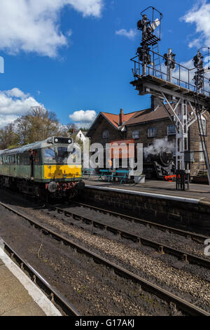 BR Classe 25 Bo-Bo D7628 'Slbilla' a Grosmont stazione lungo con BR Standard Classe 4 2-6-0 76079 Foto Stock