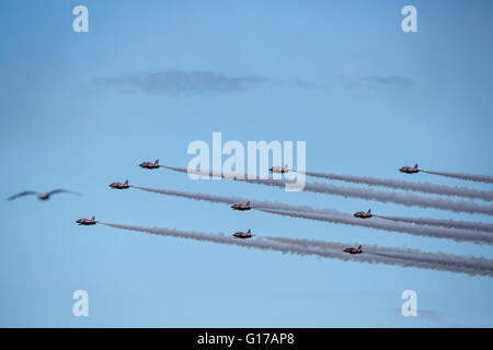 Aerei, jet ed elicotteri volare durante air show Foto Stock