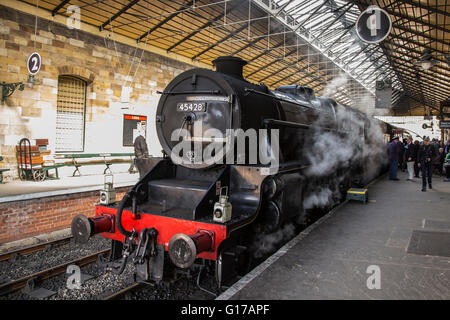 LMS Stanier Class 5 4-6-0 locomotiva "Eric Treacy' a Pickering Station Foto Stock