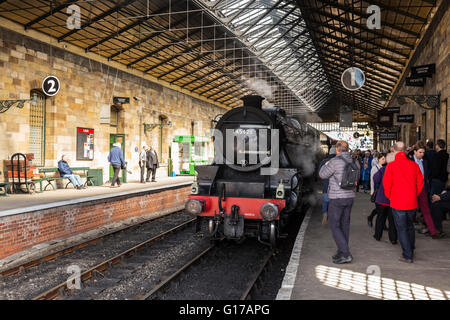 LMS Stanier Class 5 4-6-0 locomotiva "Eric Treacy' a Pickering Station Foto Stock