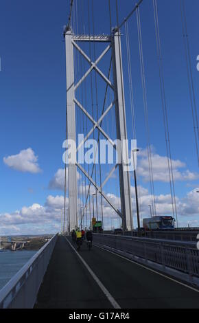 I ciclisti sul Forth Road Bridge in Scozia Aprile 2016 Foto Stock