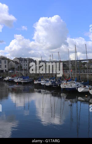 Barche a south queensferry harbour scozia aprile 2016 Foto Stock