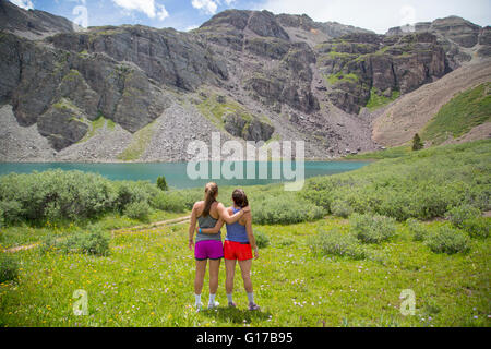 Le donne godono vista lago cattedrale, Aspen Colorado Foto Stock