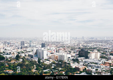 Vista in elevazione del paesaggio urbano con smoggy skyline distanti, Los Angeles, California, Stati Uniti d'America Foto Stock