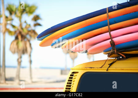Multi-colore di tavole da surf legata al veicolo, la spiaggia di Venezia, Los Angeles, Stati Uniti d'America Foto Stock