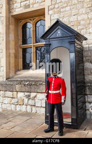LONDON, Regno Unito - 10 APRILE 2016: una guardia Queens presso la Torre di Londra, il 10 aprile 2016. Foto Stock
