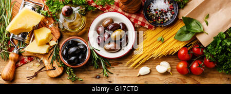 Il cibo italiano ingredienti e spuntini su sfondo di legno Foto Stock